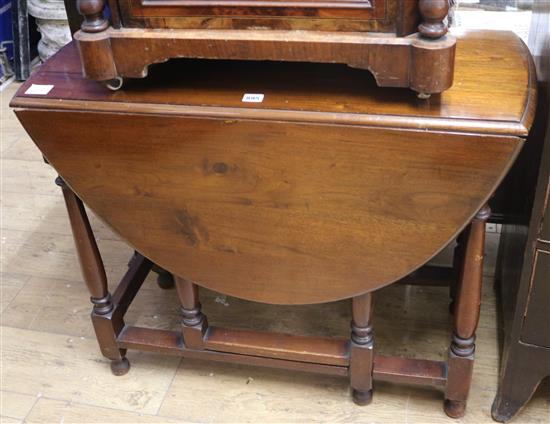 A mahogany gateleg table W.90cm